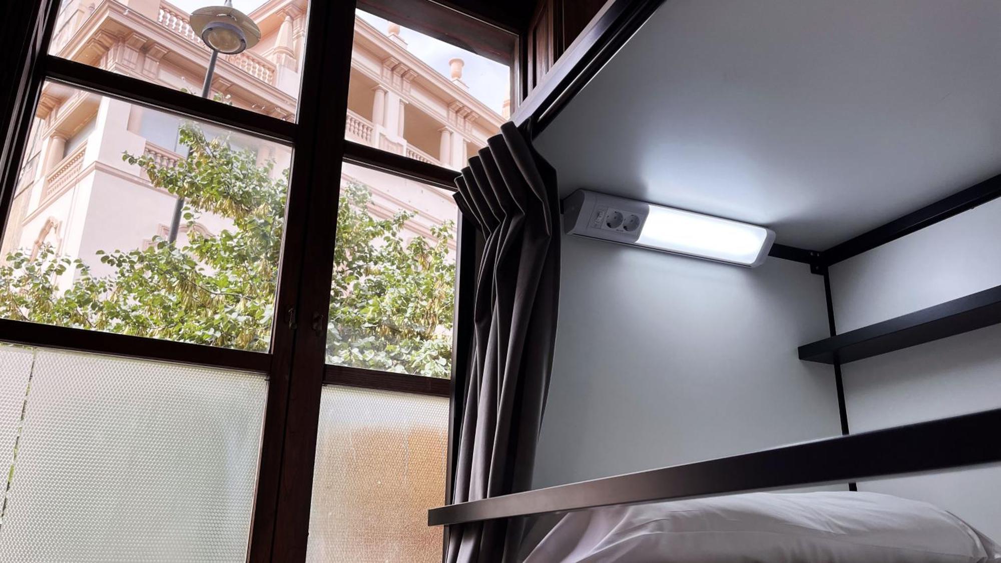 Cama num Dormitório Misto com 8 Camas
